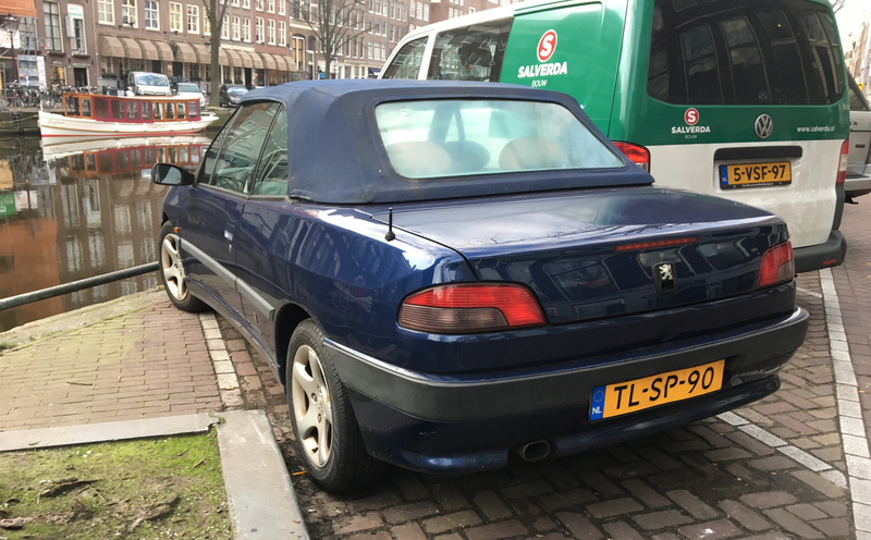 Illustration for article titled Amsterdam Has Some Pretty Incredible Cars Among All Those Bikes